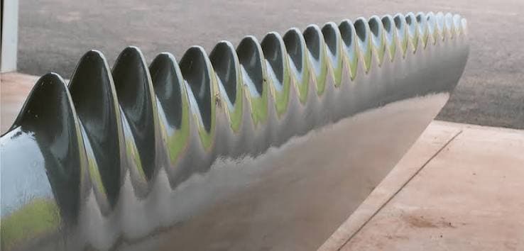 Wind turbine blade with a row of tubercle bumps along its leading edge